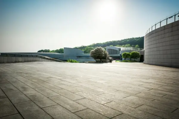 Minimalismo no Terraço: Seu Telhado como uma Extensão Natural da Casa e um Design Moderno